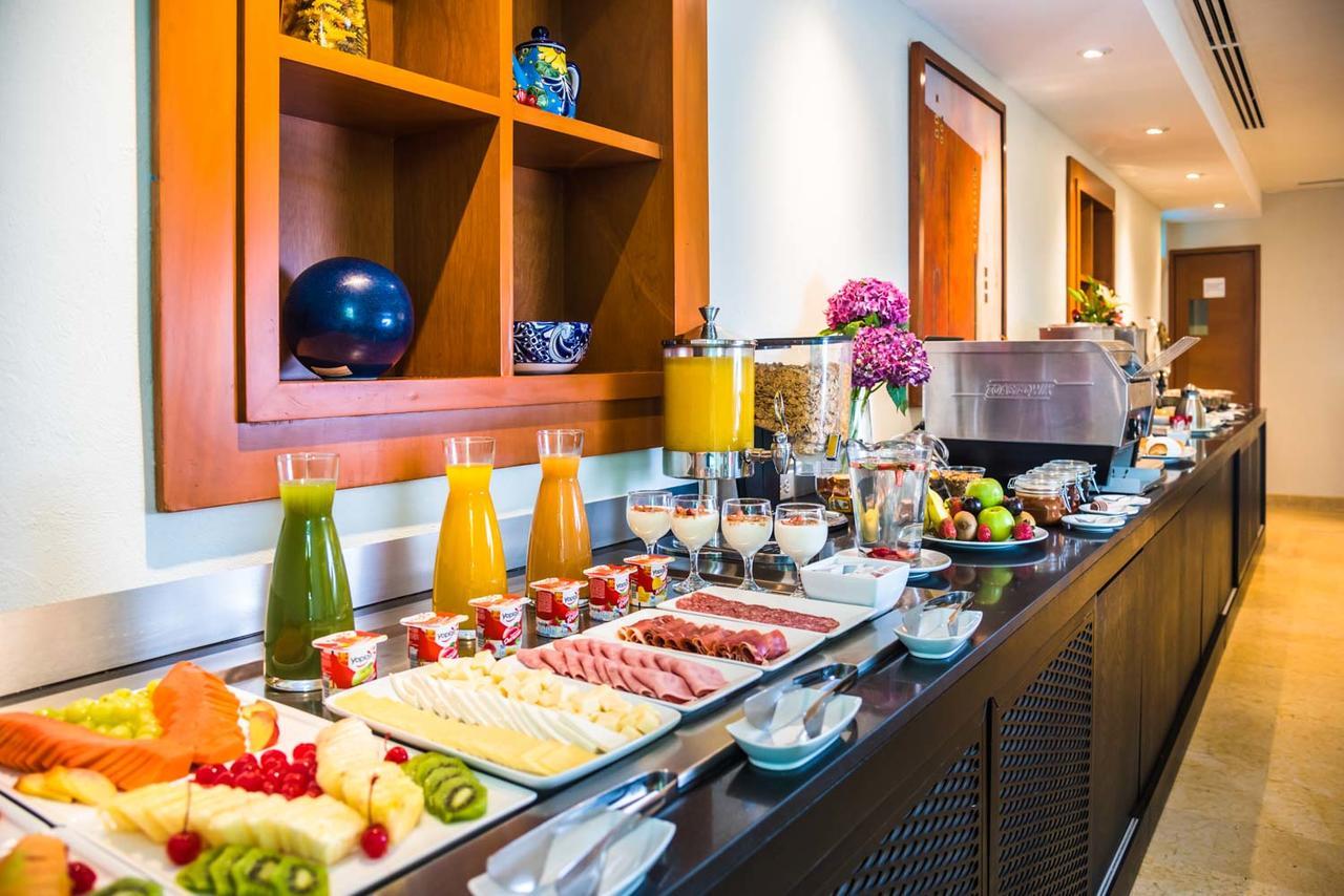 Eurostars Zona Rosa Suites Meksika Dış mekan fotoğraf A buffet at a hotel